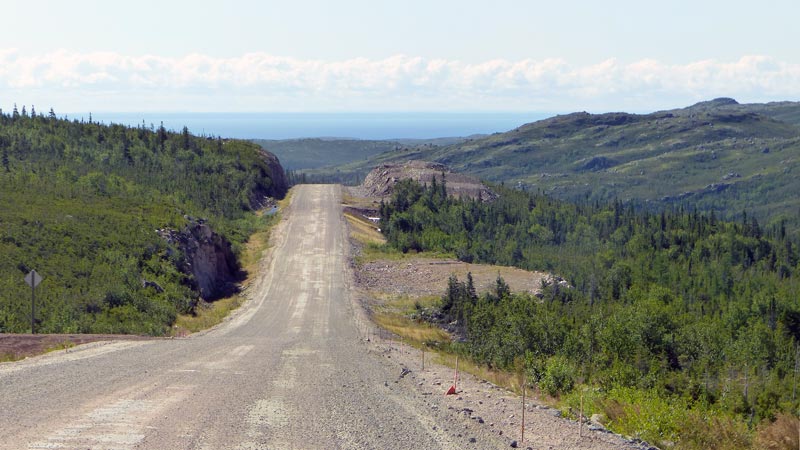 Dernière section en gravelle de la route 510, en
                vue du détroit de Belle-Isle
