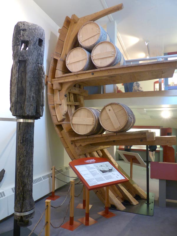 Pièce de cabestan, cale et barils d'huile
