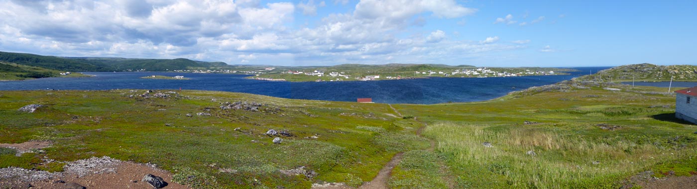 Panoramique sur le village de Red Bay depuis le
                  sommet de Saddle Island