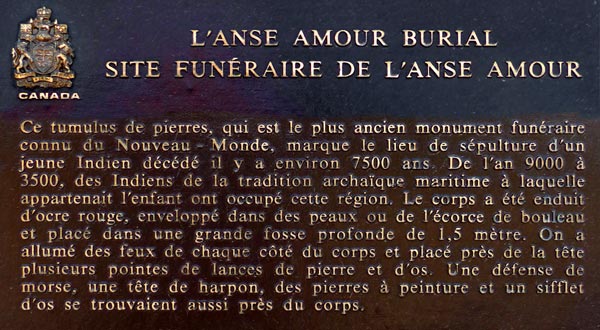 Plaque devant le tumulus funéraire (7000 av. JC)
                  de l'Anse-Amour