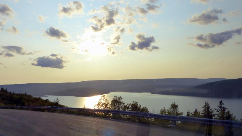 En longeant le Bras d'Or dans le soleil
                        couchant
