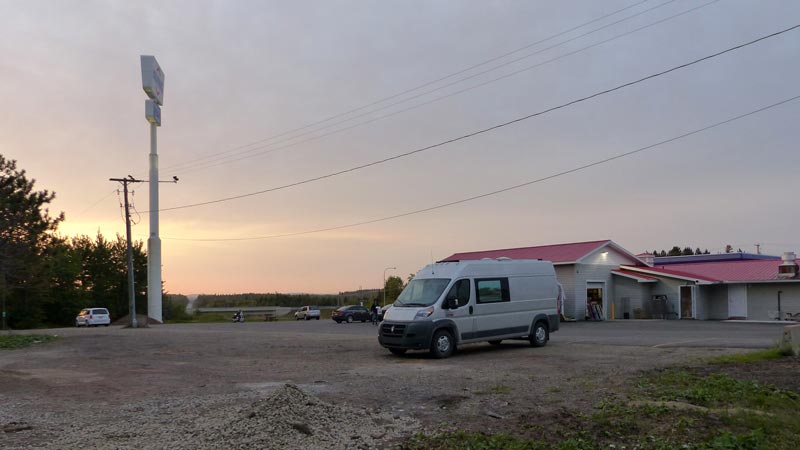 Youngs Cove : bivouac devant la station
                        Irving à l'aube