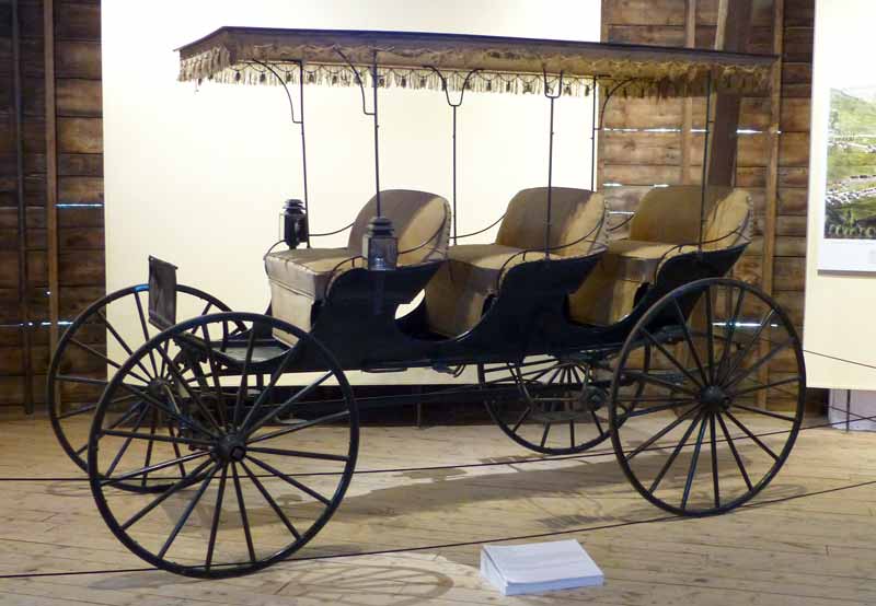 Surrey à trois bancs ca.1900, ancêtre de la minivan
