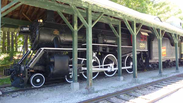 Loco 220 attelée à Grande Isle