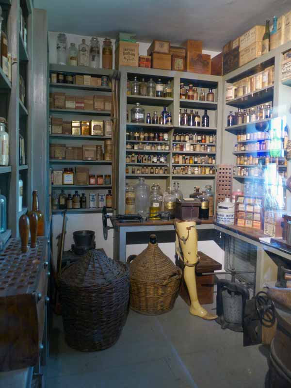 Dans l'Apothecary Shop, le laboratoire de
                préparations