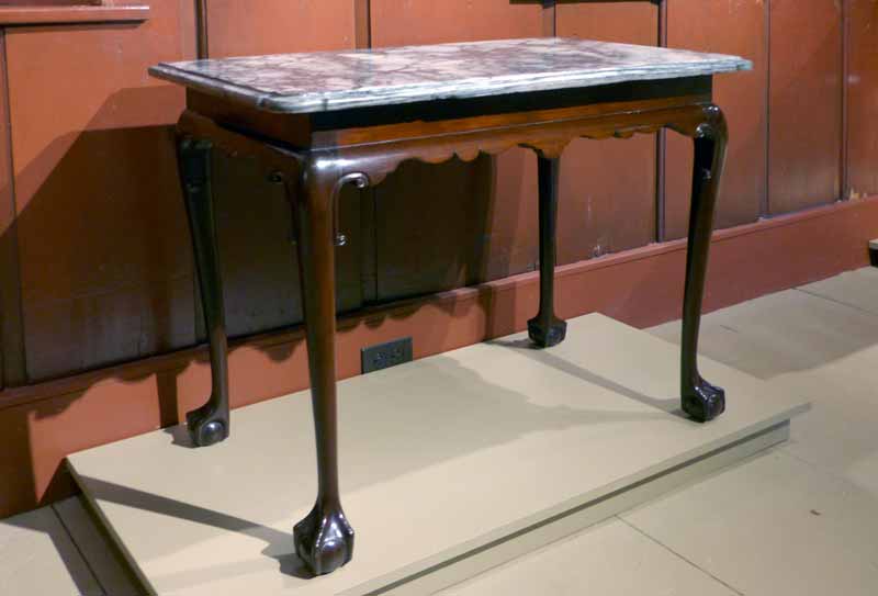 Table avec dessus en marbre 1760-1795