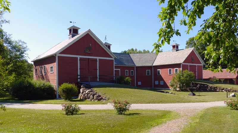Vue extérieure de la Horseshoe Barn en fin d'après-midi