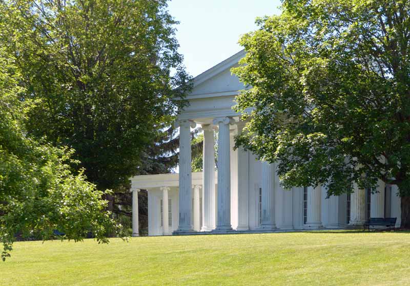 Façade Greek Revival de l'Electra Havemeyer Memorial
        Buiding
