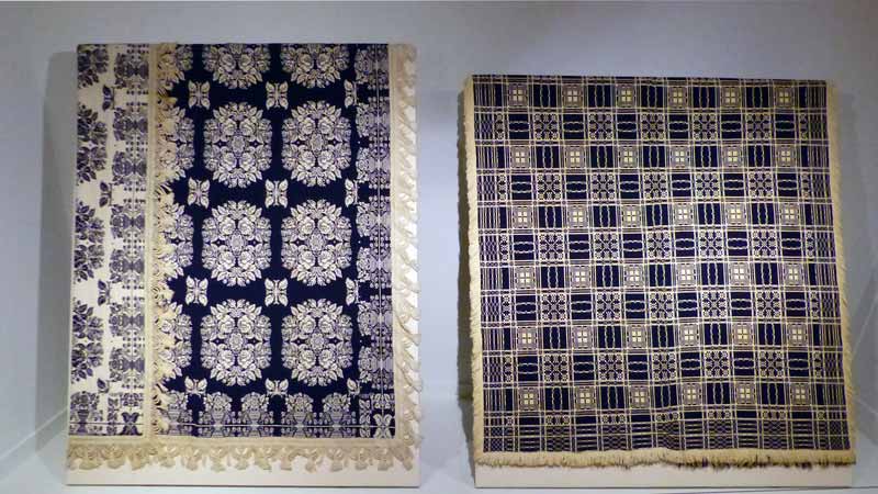 Fragrance & Textile Gallery : couvertures indigo en
        jacquard à double tissage (1839)