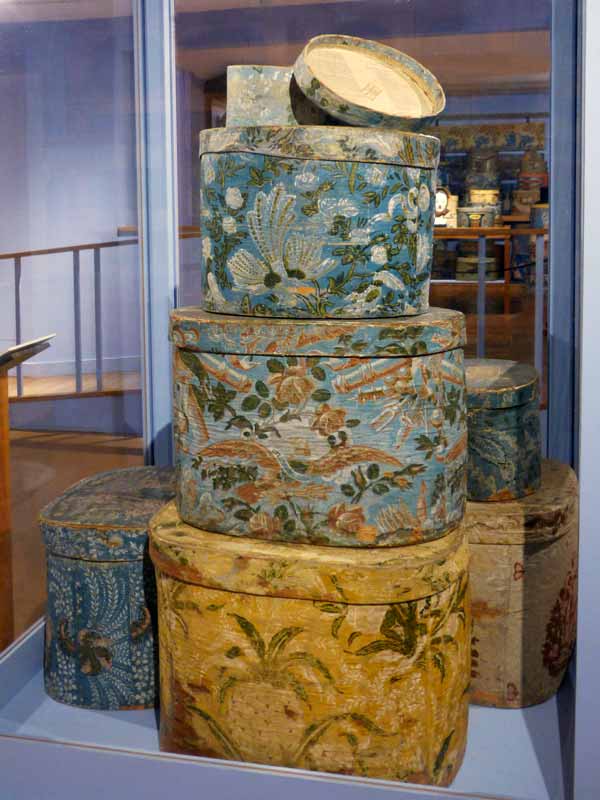 Hat & Fragrance Textile Gallery : Bandboxes par Hannah
        Davis (1818)