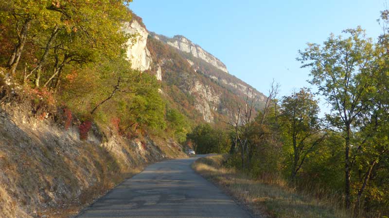 En
                  attaquant la petite route de la Chambote