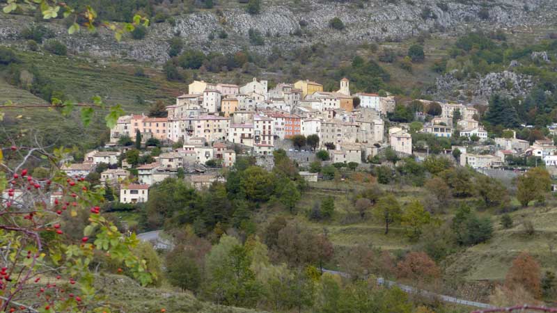 Coursegoules perché sur sa butte