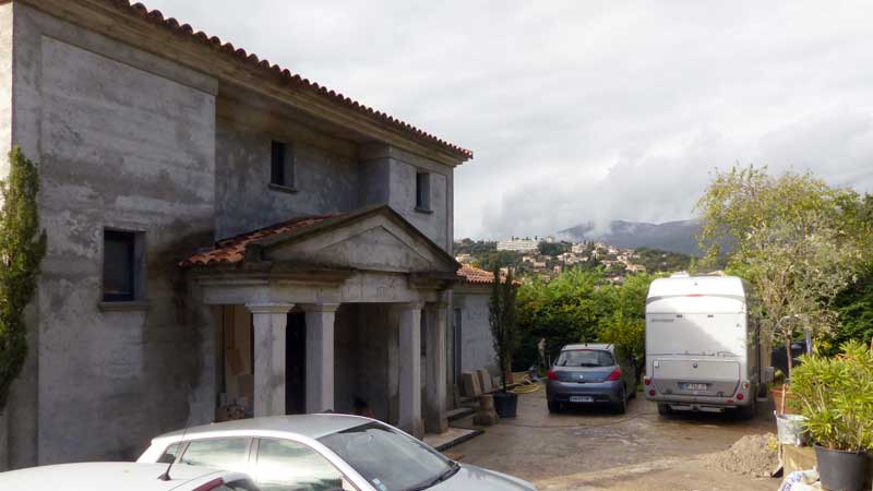 Venc, chez Olivier-: Exsis stationné devant -la
                  maison