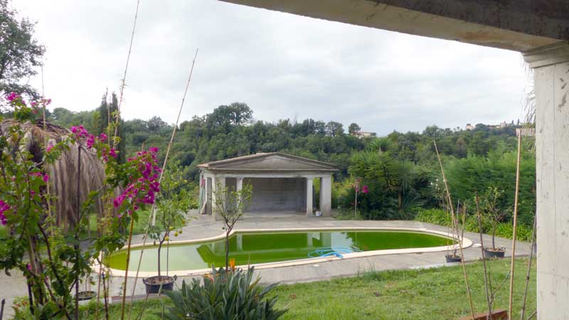 Vence : chez Olivier, la piscine et le temple