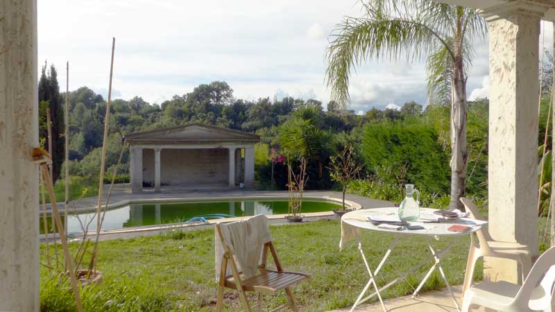 Sur la terrasse au dessus du jardin chez Olivier