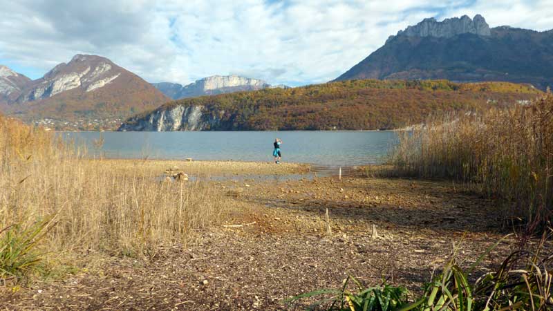 Le lac asséché en regardant vers le Roc-de Chère.
