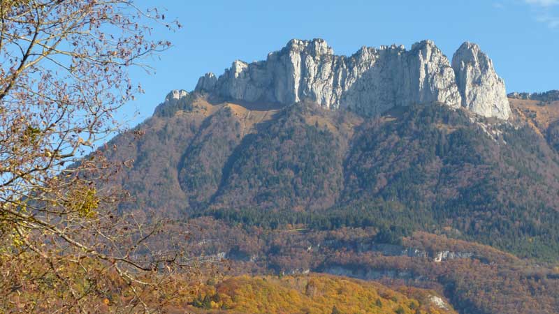 les-Dents-de-Lanfon-au-dessus-du-Roc-de-Chere