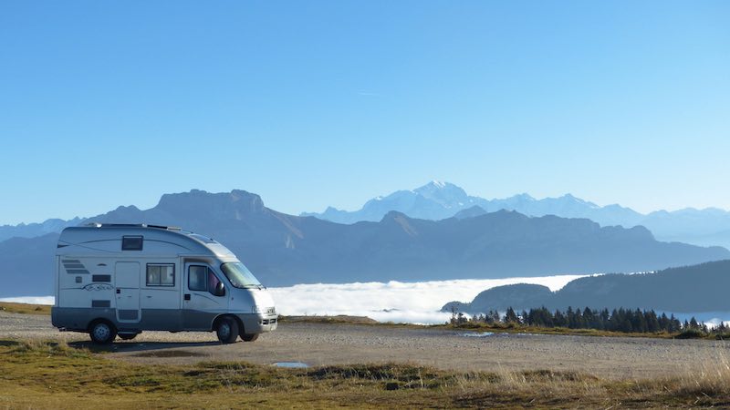 Exsis au Cret-de-Chatillon (Semnoz) au dessus de la mer
            de nuages envahissant les Bauges