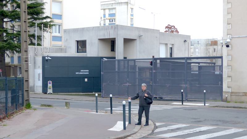 Monique devant les Archives-consulaires de
                  Nantes