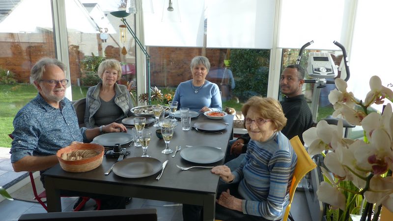 Epron-dejeuner-dominical-dans-la-veranda-avec-Maman
