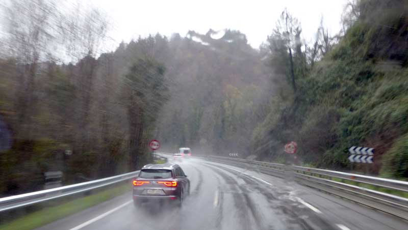 Sur-la-route-et-sous-la-pluie-pres-de-San-Sebastian