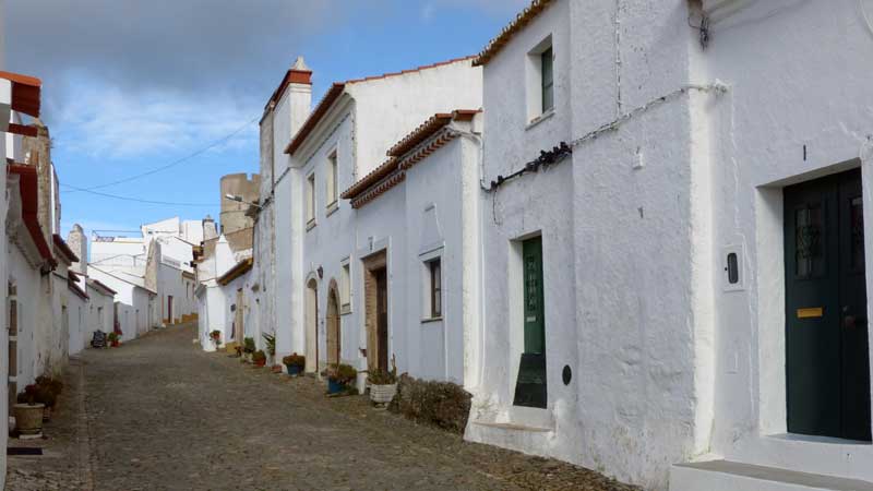 Evoramonte : dans la haute ville, ruelle montant
                  vers le château
