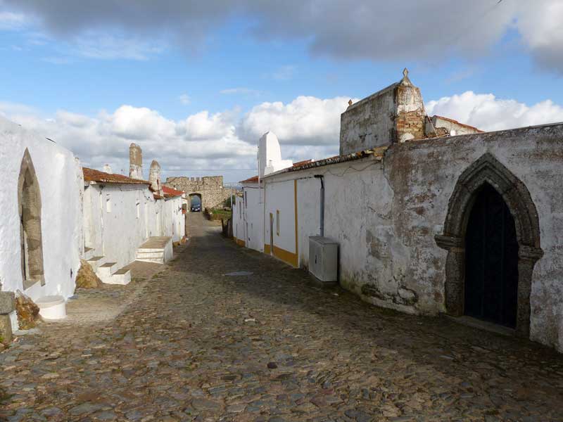 Evoramonte : la rue menant à la porte est