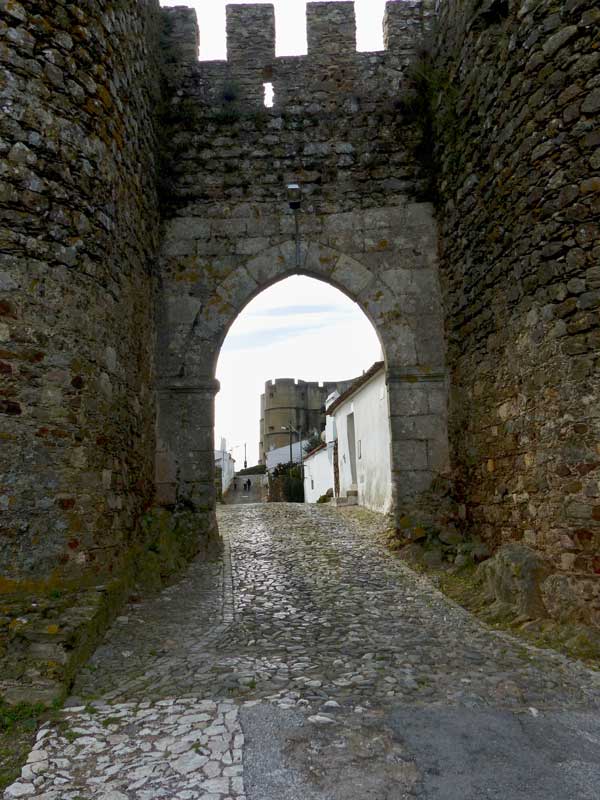 Evoramonte : depuis l'extérieur de la porte est
                  de la ville haute