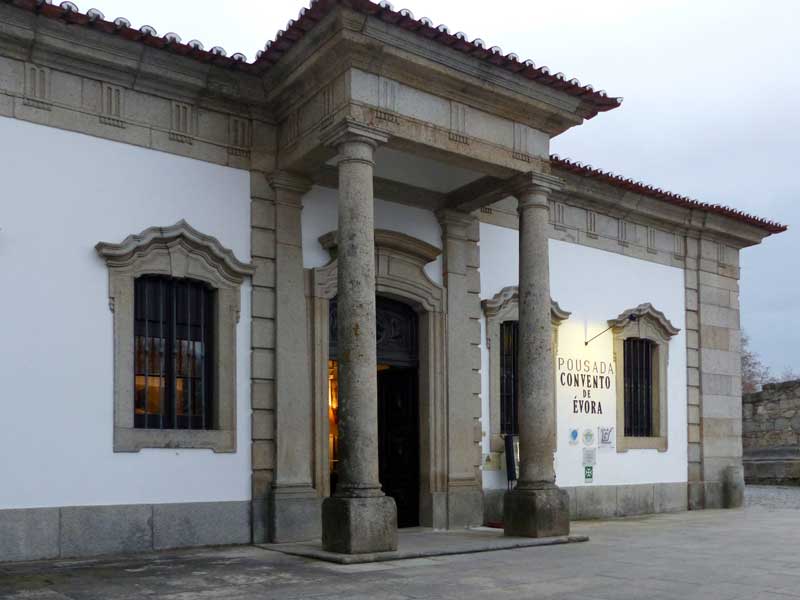 Evora : entrée du Convento-dos-Loios conveti en
                  Pousada.