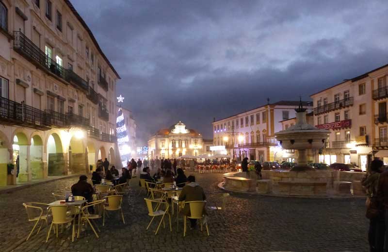 Evora-soir-sur-la-Praça-do-Giraldo