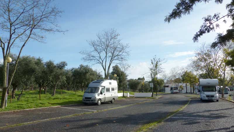 Evora : bivouac sur l'aire de camping-cars au
                  matin
