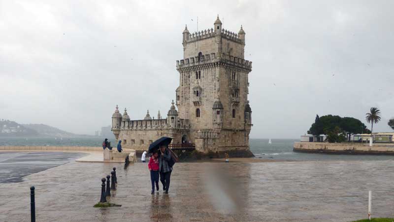 Belem-en-quittant-la-tour-sous-la-pluie