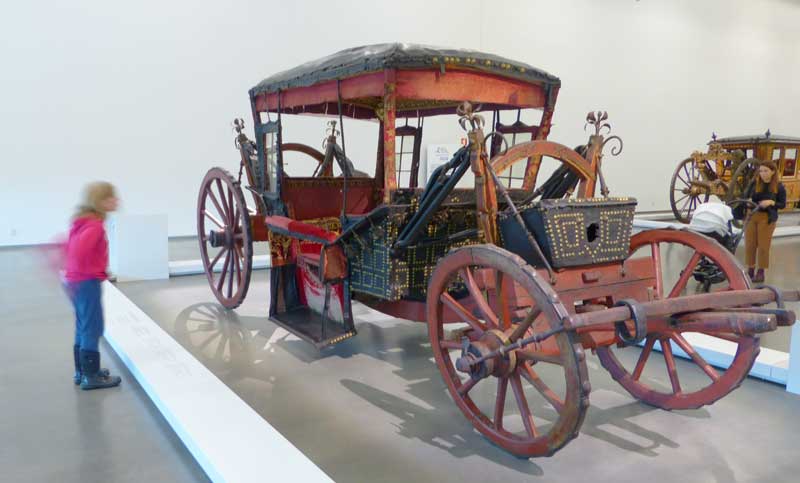 Belem : Musée des
                  Carrosses-Hermione-devant-le-carrosse-de-Felippe-II-XVIe