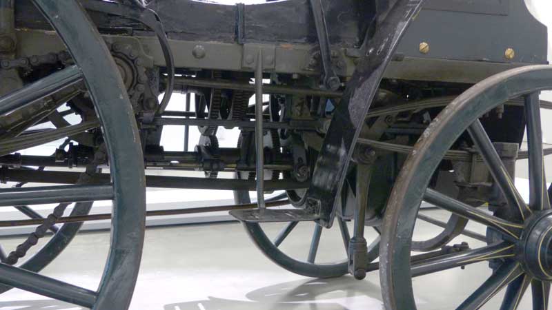 Le moteur sous la carosserie de la Panhard
                    & Levassor (France)
