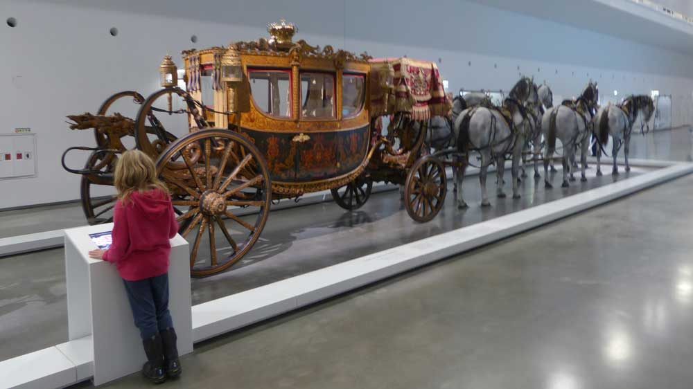 Musée des Carrosses de Belem : berline du couronnement
            d Carlos 1er