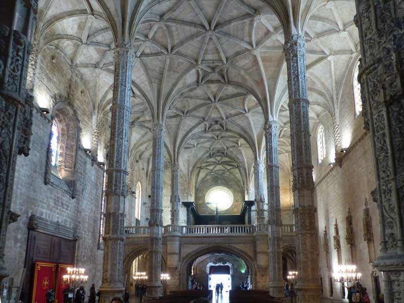 Eglise Santa-Maria : la-nef-vers-la tribune