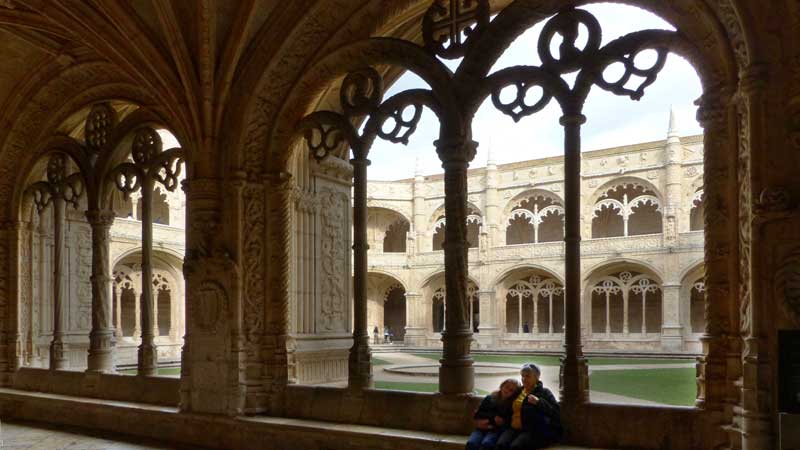 Hermione et Monique dans le grand cloître du Mosteiro
            dos Jeronimos