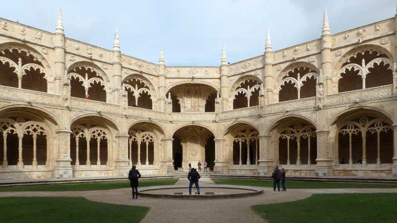 Belem-Mosteiro-dos-Jeronimos-grand-cloitre.
