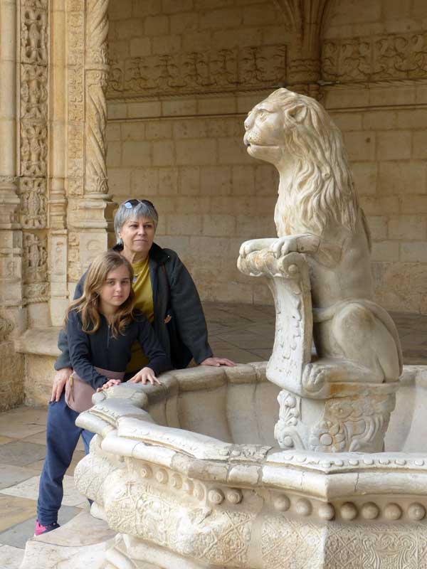 Mosterio-dos-Jeronimos-Hermione-&-Monique-devant-le-lavabo