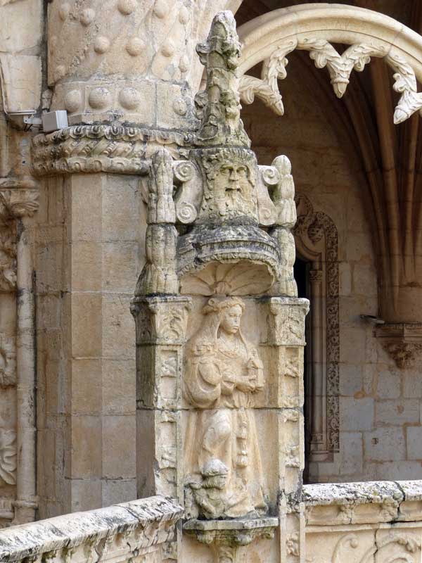 Mosteiro-dos-Jeronimos : détail du 2ème étage du
                  rand cloitre