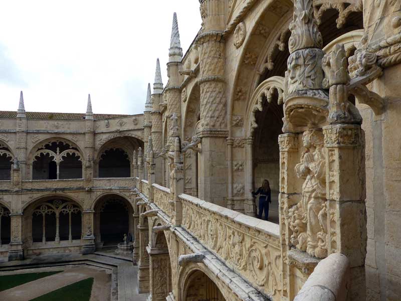 Tour du grand cloître (2ème étage) du Mosteiro
                    dosJ eronomos