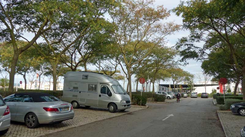 Bivouac sur le parking du stade d'Oerias