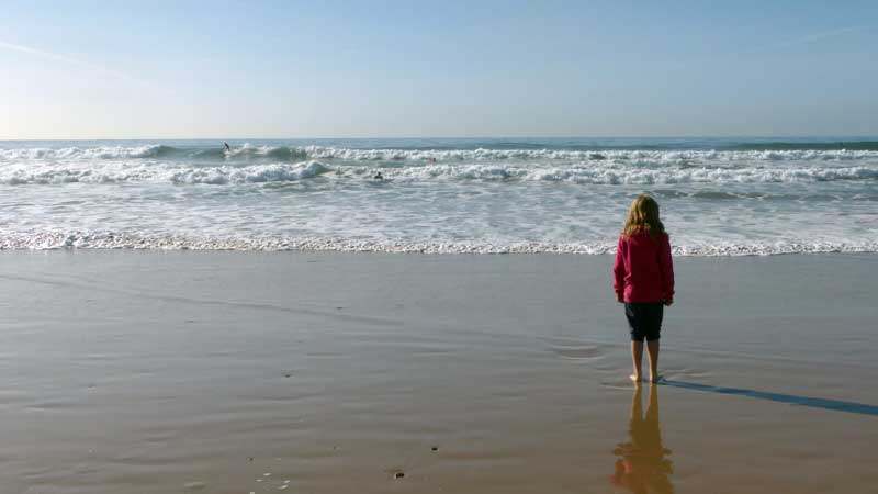Praia-de-Carcavelos-Hermione-devant-les-vagues