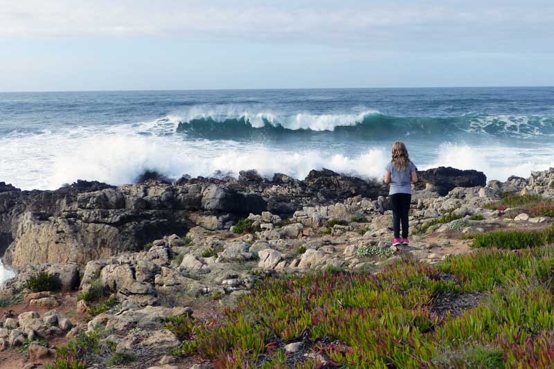 Hermione devant les vagues de la Praia do Guincho