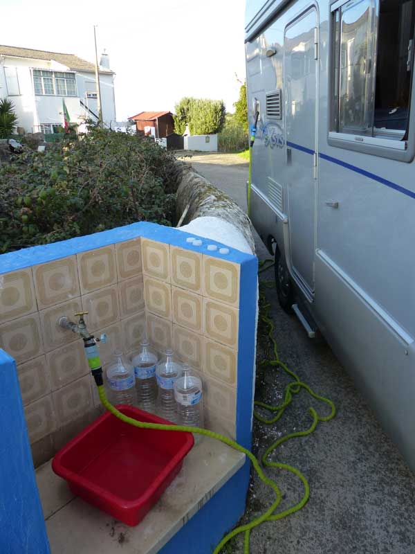 Plein d'eau en passant dans le village