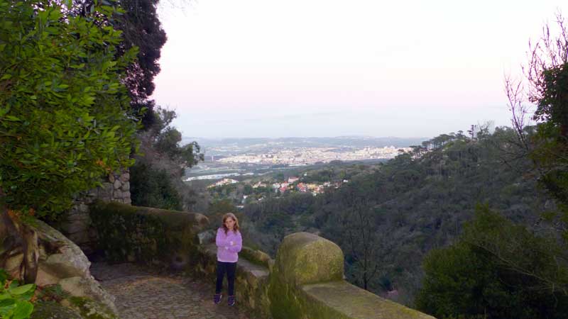 Hermione à l'entree du chemin montant au Castelo dos
            Mouros