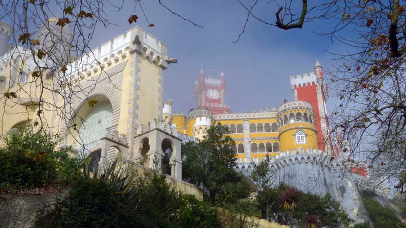 Le Palacio da Pena émergeant des nuages