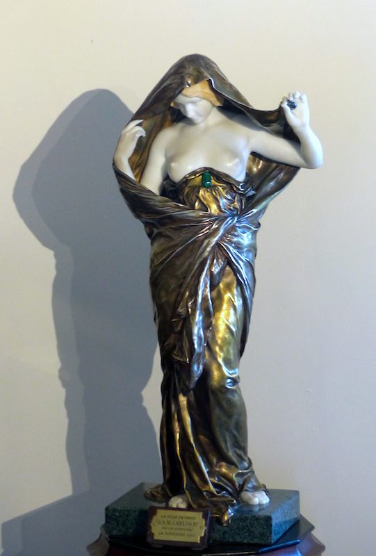 Palacio da Pena : statuette cadeau de la ville
                    de Paris