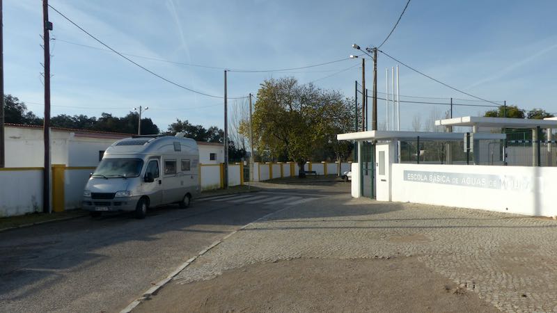 Aguas de Moura bivouac devant l'école