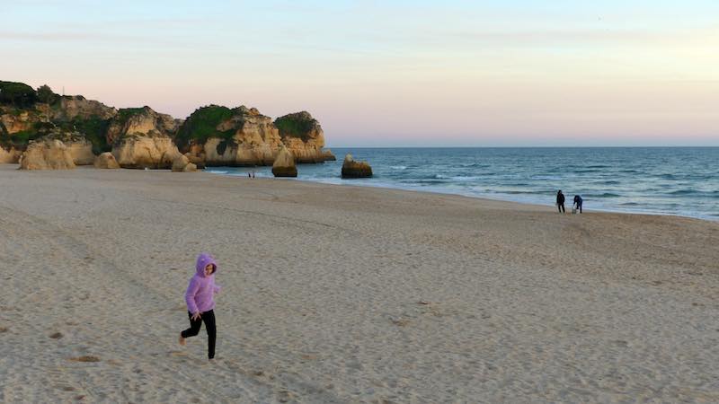 Torralta Praia dos Tres Irmaos Hermione court
                    sur la plage